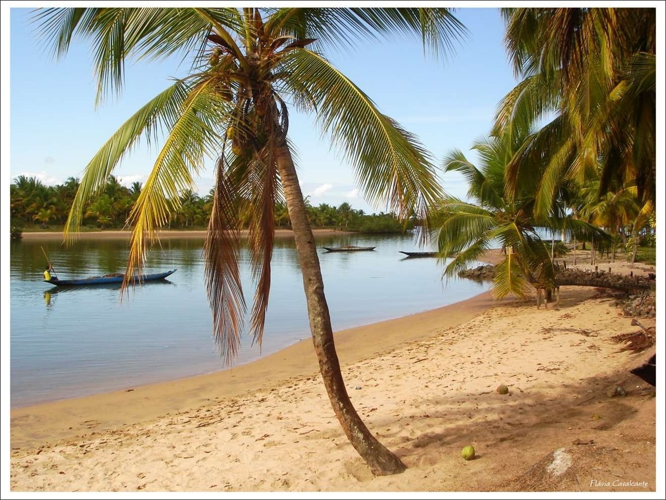 Praia de Campinho com coqueiros, areia clara e pequenas embarcações