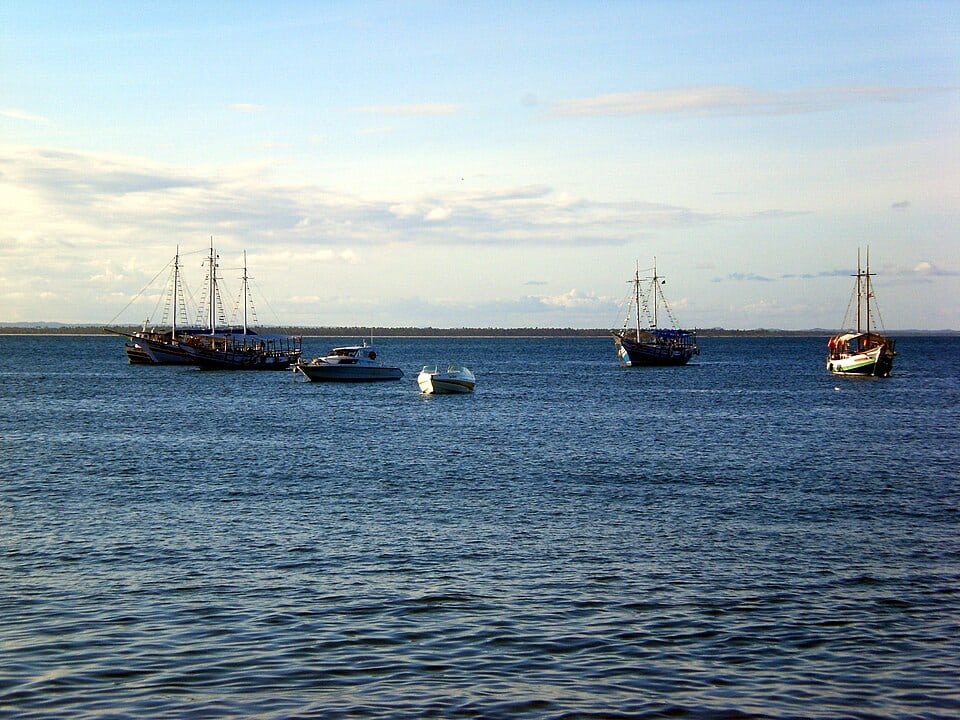 Embarcações navegando pela Baía de Camamu