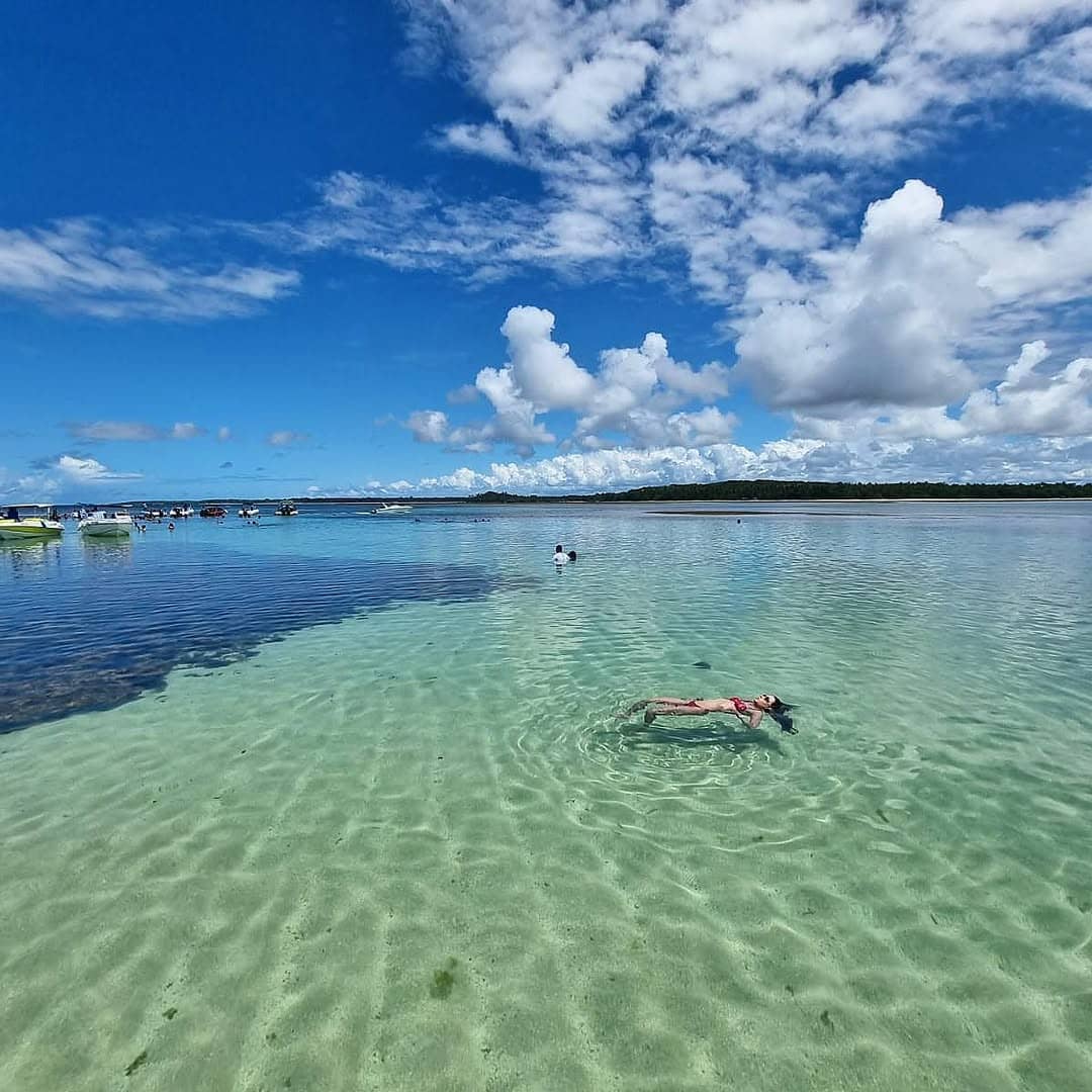 Pessoa flutuando nas águas cristalinas das piscinas naturais de Barra Grande