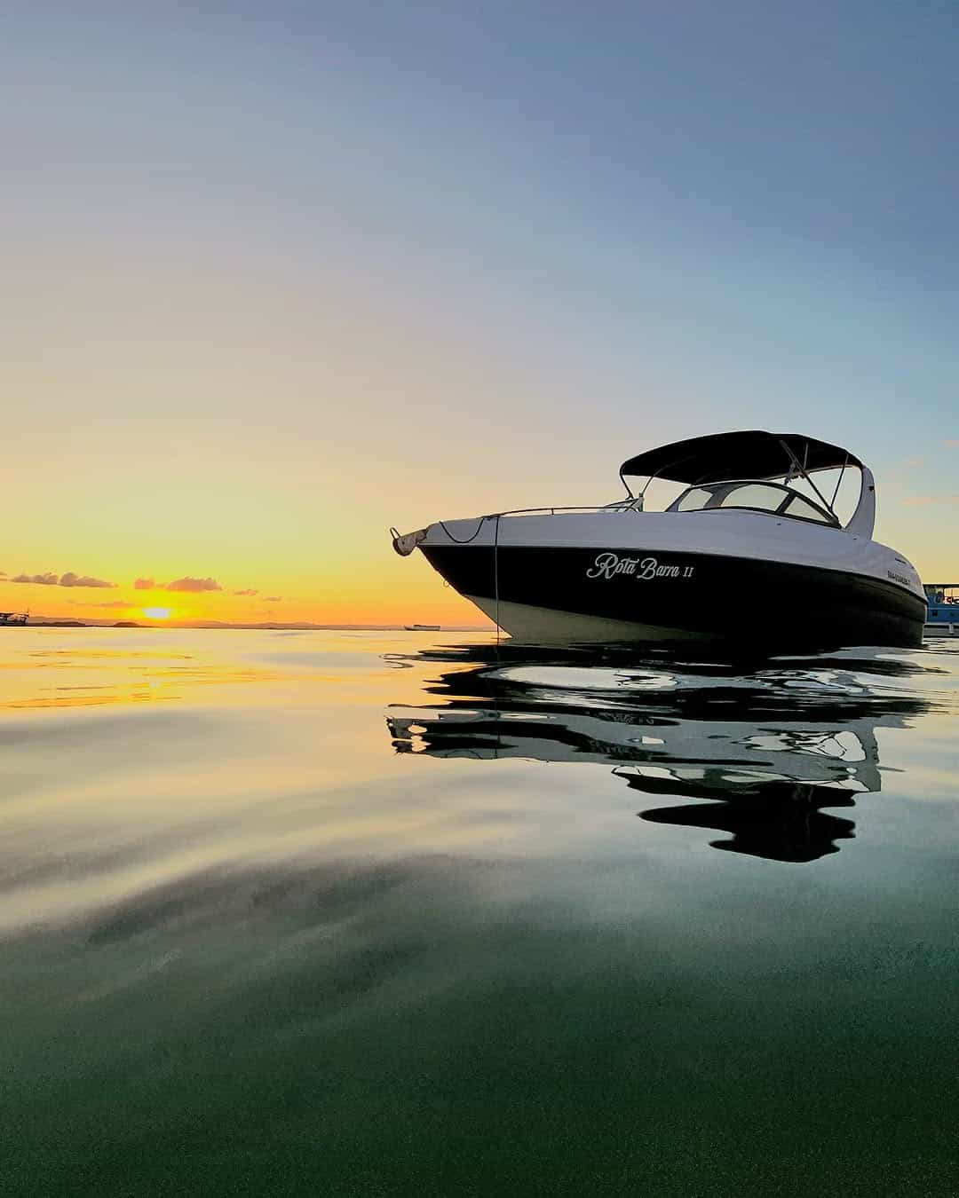 Lancha ancorada nas águas de Barra Grande durante o pôr do sol