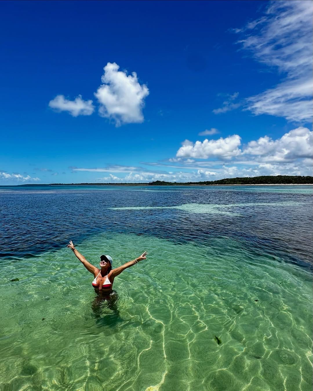 Viajante aproveitando as águas cristalinas das piscinas naturais
