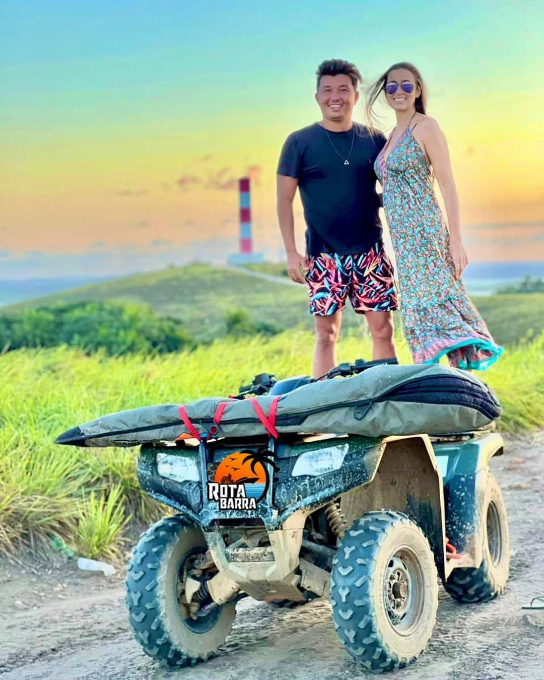 Casal durante uma parada do passeio de quadriciclo ao pôr do sol